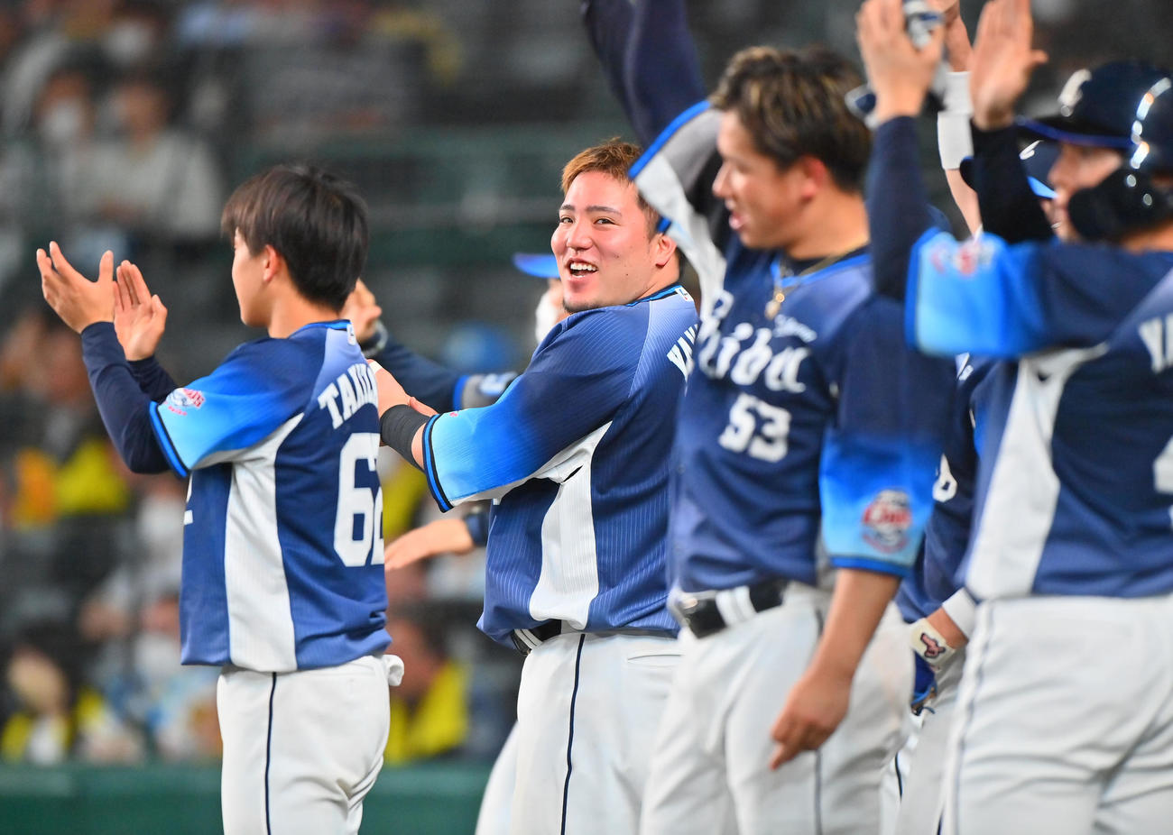 阪神対西武　6回表西武1死満塁、中前適時打を放った栗山に拍手を送る山川らナイン（撮影・和賀正仁）