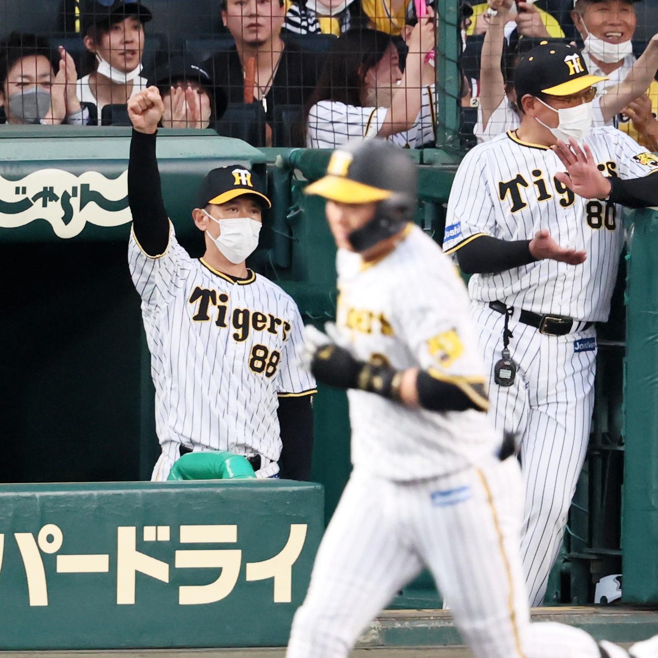 阪神対西武　3回裏阪神1死一、三塁、矢野監督は大山の左越え3点本塁打にガッツポーズを見せる（撮影・加藤哉）