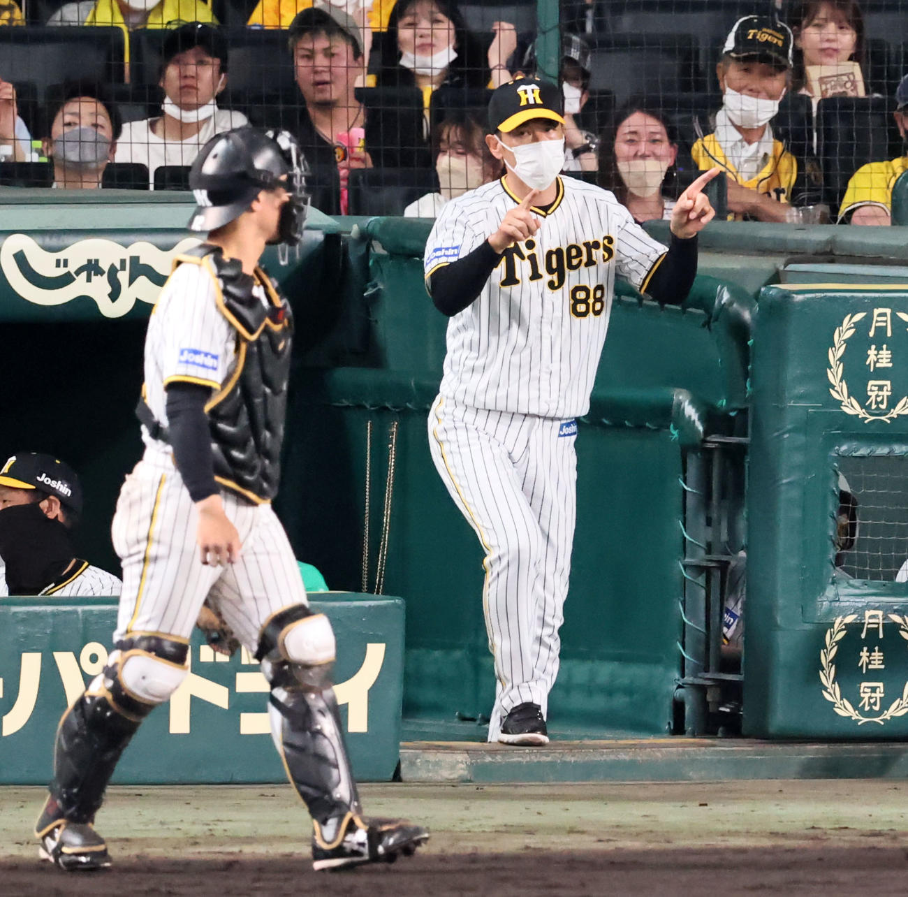 阪神対西武　7回表西武無死一塁、矢野監督は呉の一塁判定にリクエストする（撮影・加藤哉）