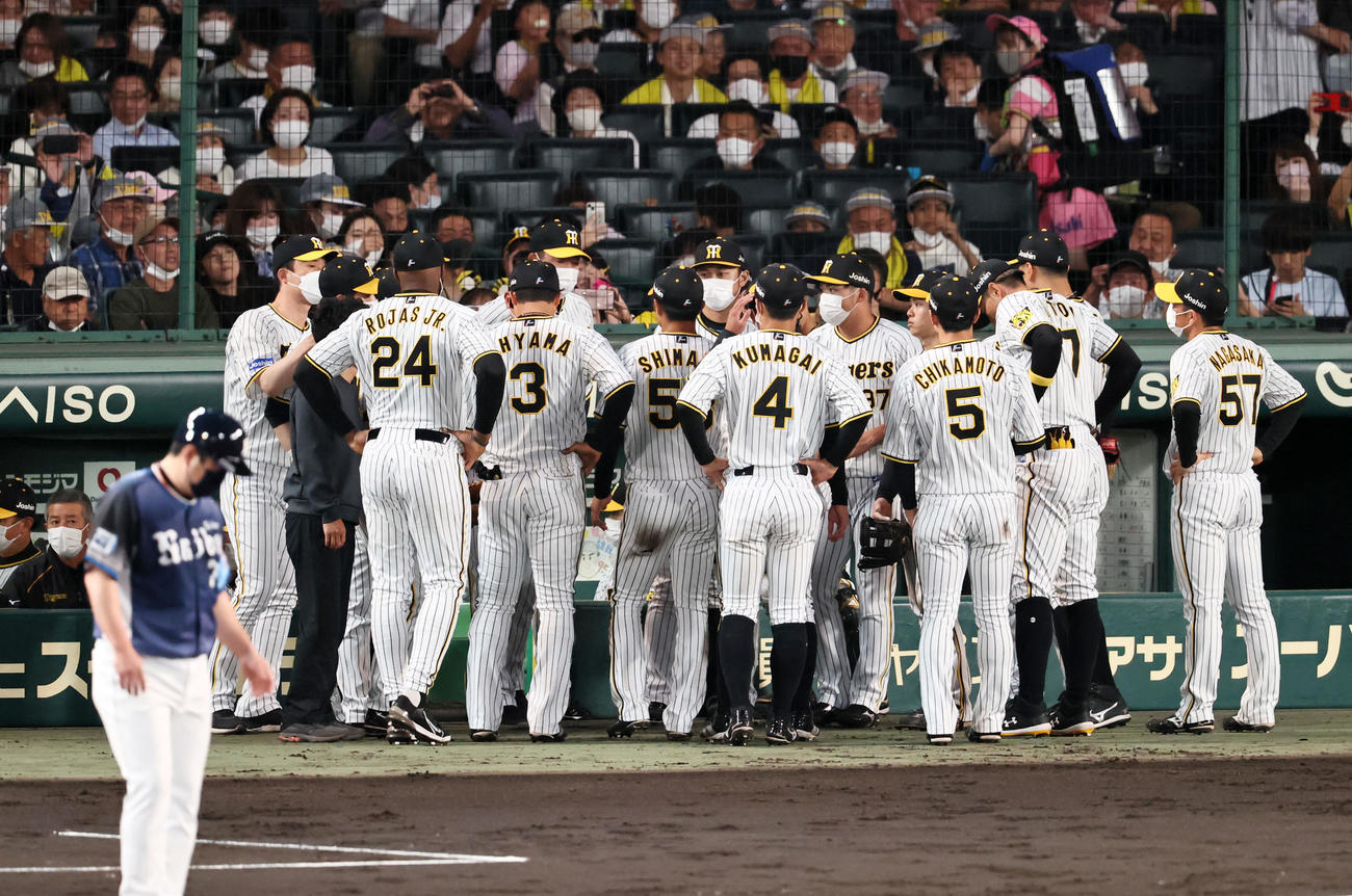阪神対西武　4回裏、円陣を組む阪神ナイン（撮影・加藤哉）