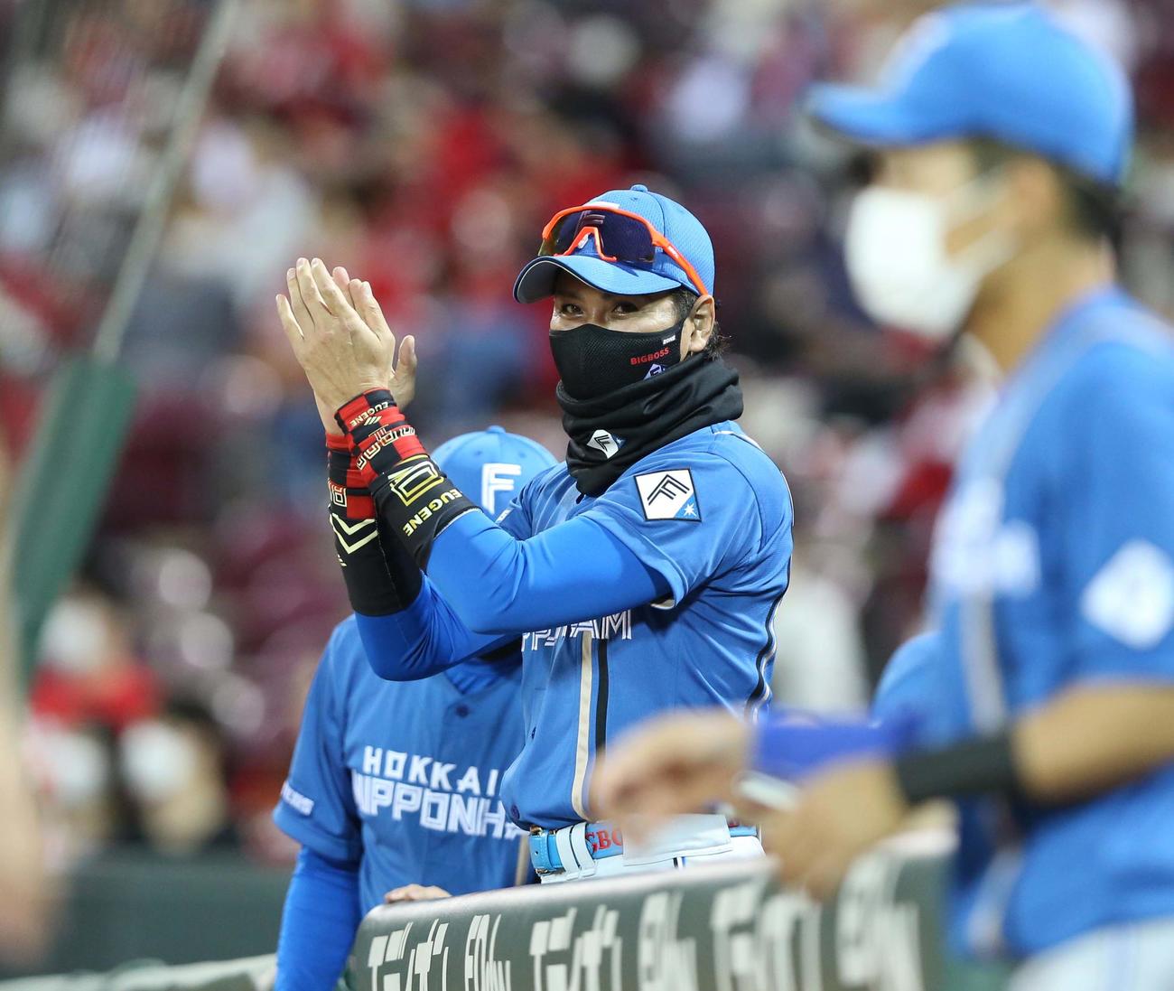 広島対日本ハム　8回裏、無失点に抑え手をたたく新庄監督（撮影・黒川智章）