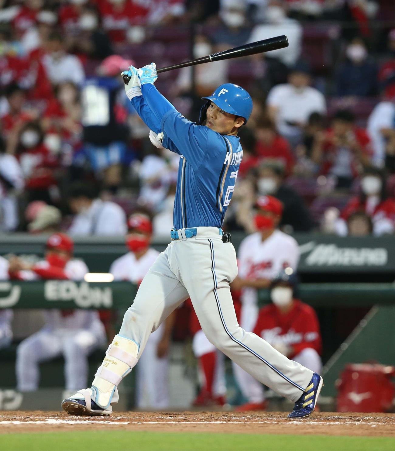 広島対日本ハム　5回表日本ハム2死、左中間に二塁打を放つ清宮（撮影・黒川智章）