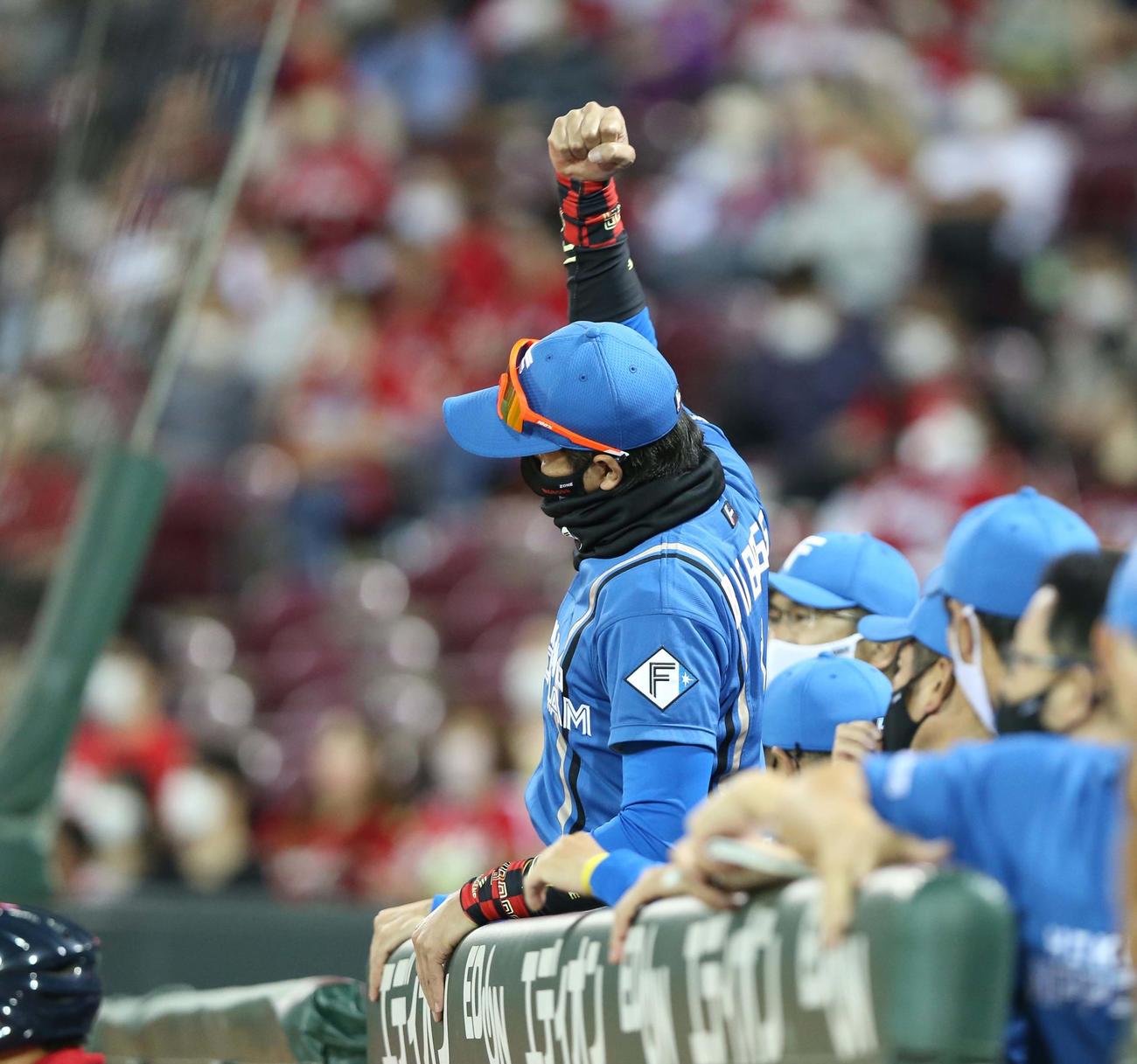 広島対日本ハム　8回裏、無失点に抑えガッツポーズの新庄監督（撮影・黒川智章）