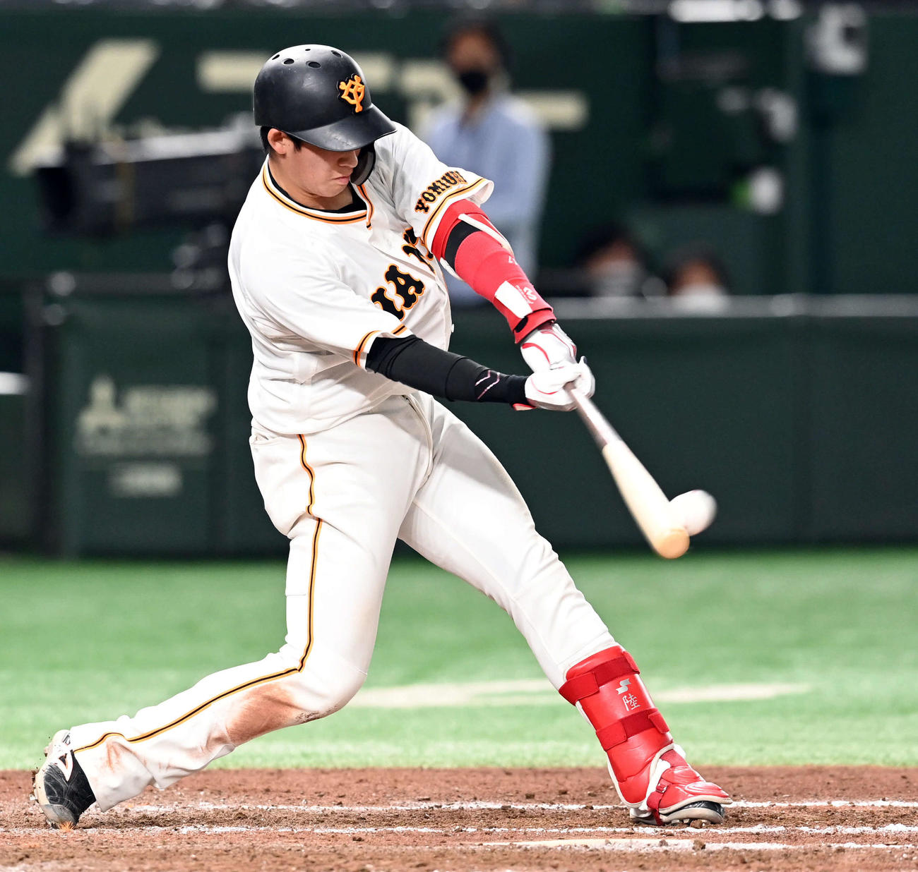 巨人対ソフトバンク　9回裏巨人2死、左前に安打を放つ増田陸（撮影・たえ見朱実）
