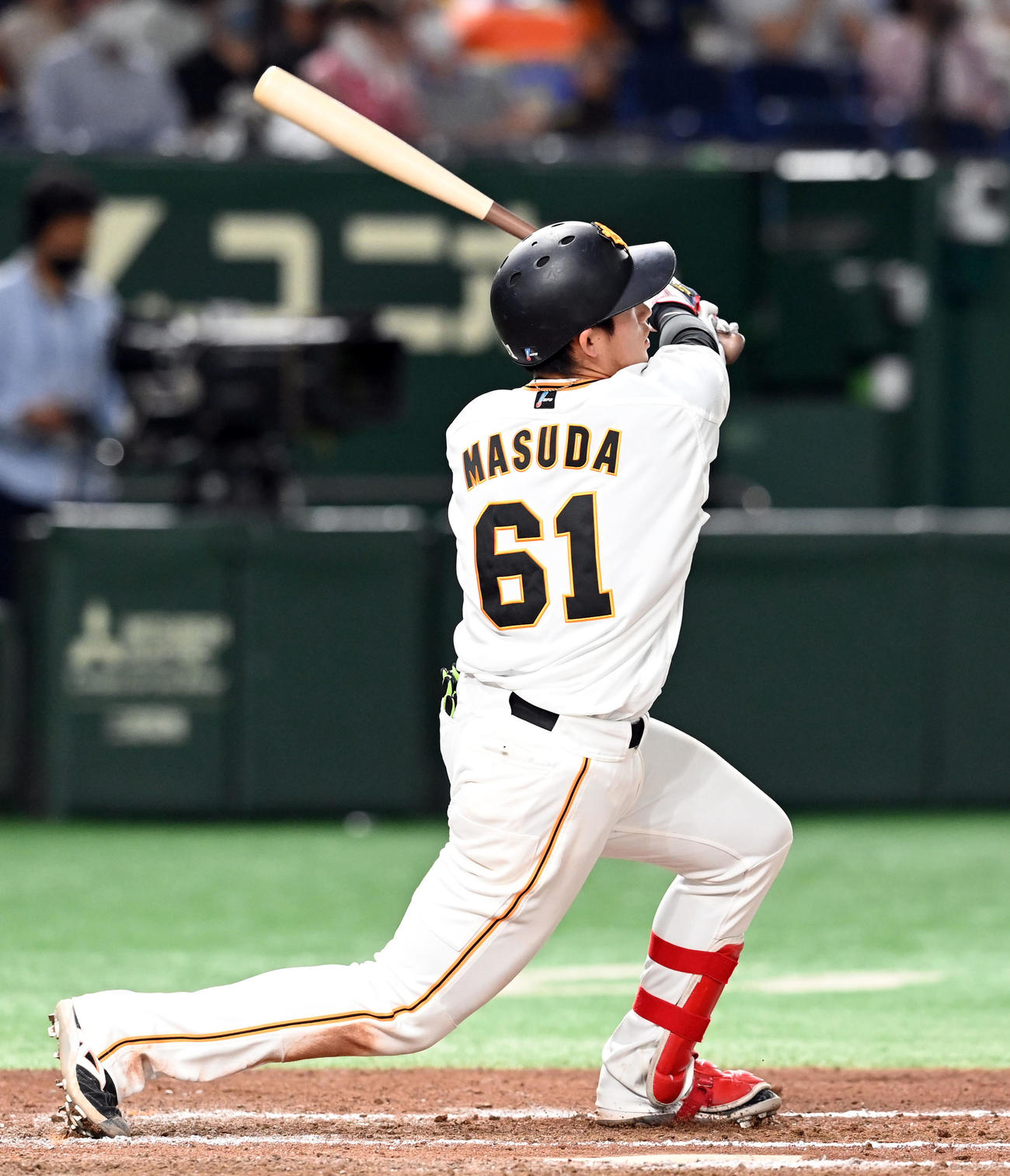 巨人対ソフトバンク　7回裏巨人無死、左越えにソロ本塁打を放つ増田（撮影・たえ見朱実）