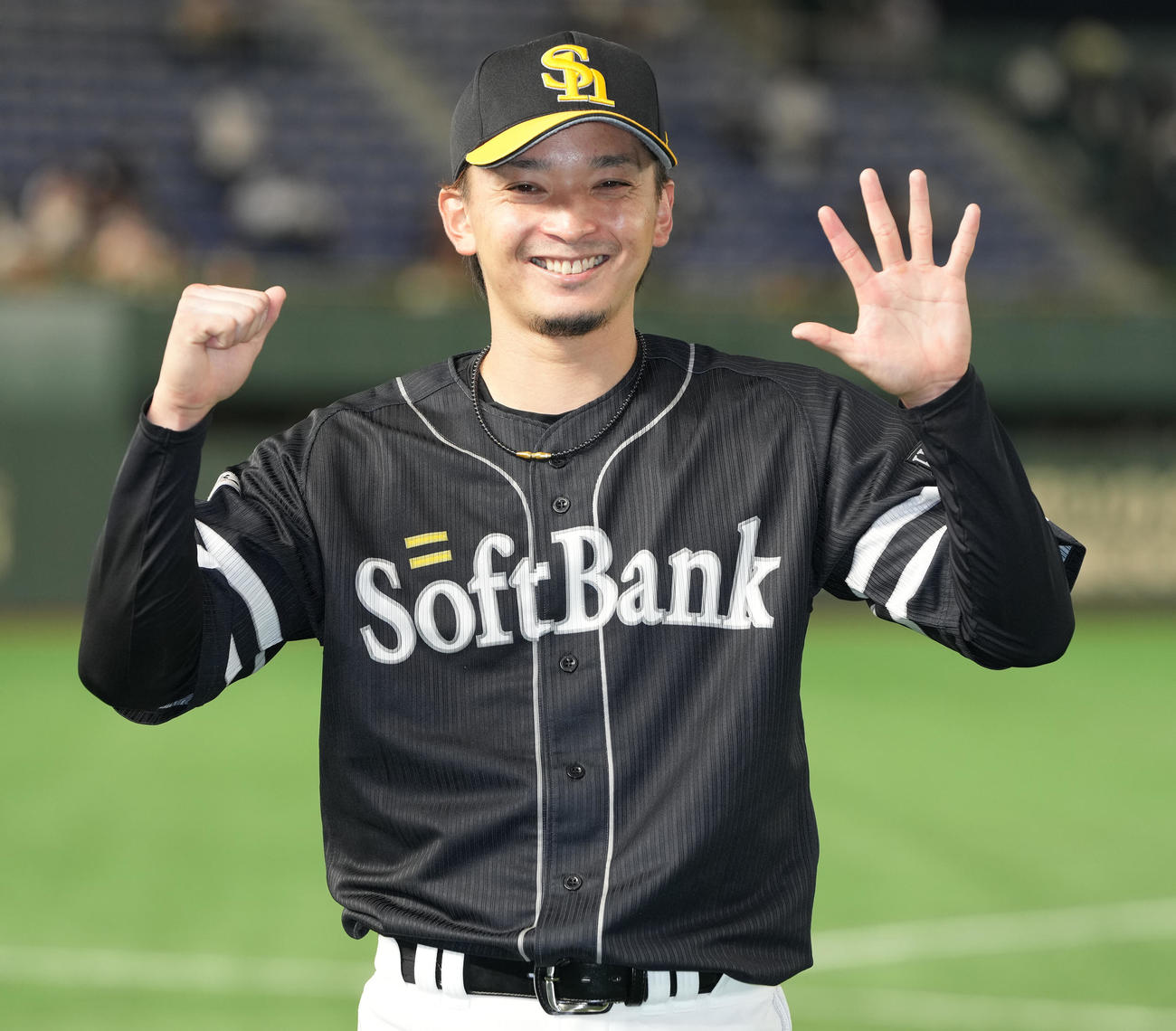 巨人対ソフトバンク　今季5勝目のソフトバンク東浜は笑顔でガッツポーズ（撮影・鈴木みどり）