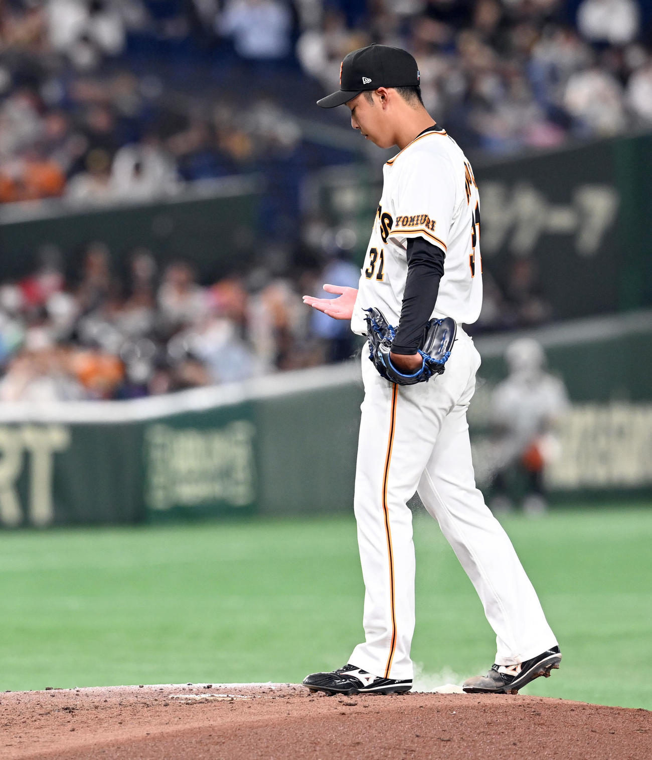 巨人対ソフトバンク　4回表、3失点しじっと手を見る巨人の先発赤星（撮影・たえ見朱実）