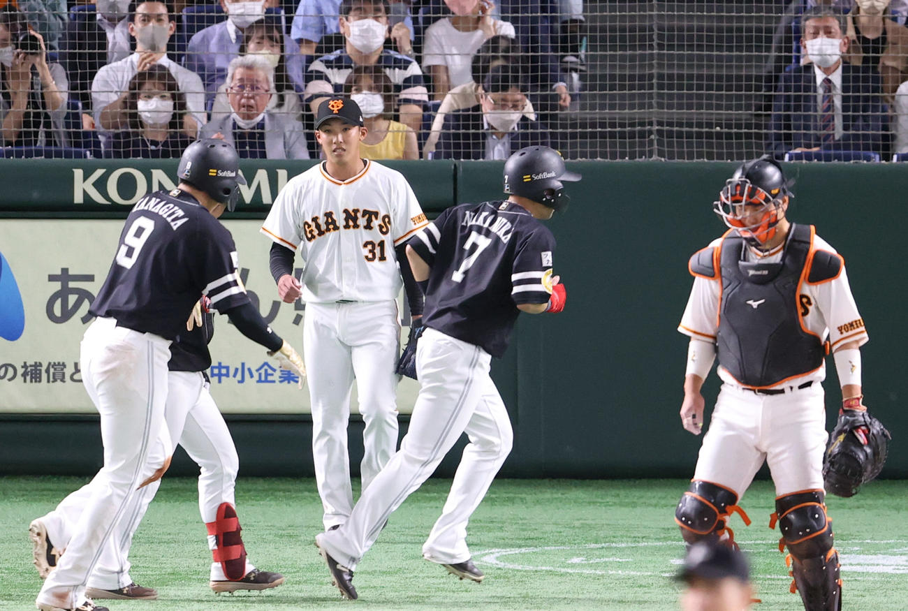 巨人対ソフトバンク　4回表ソフトバンク1死二、三塁、柳町に2点適時打を打たれる赤星（後方）。左は生還した柳田と中村晃（撮影・狩俣裕三）