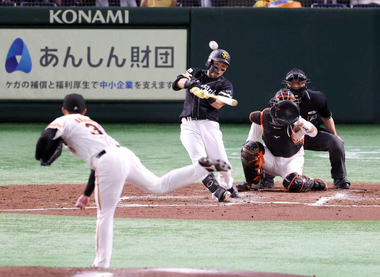 巨人対ソフトバンク　4回表ソフトバンク1死一、二塁、先制適時二塁打を放つ中村晃。投手赤星（撮影・狩俣裕三）