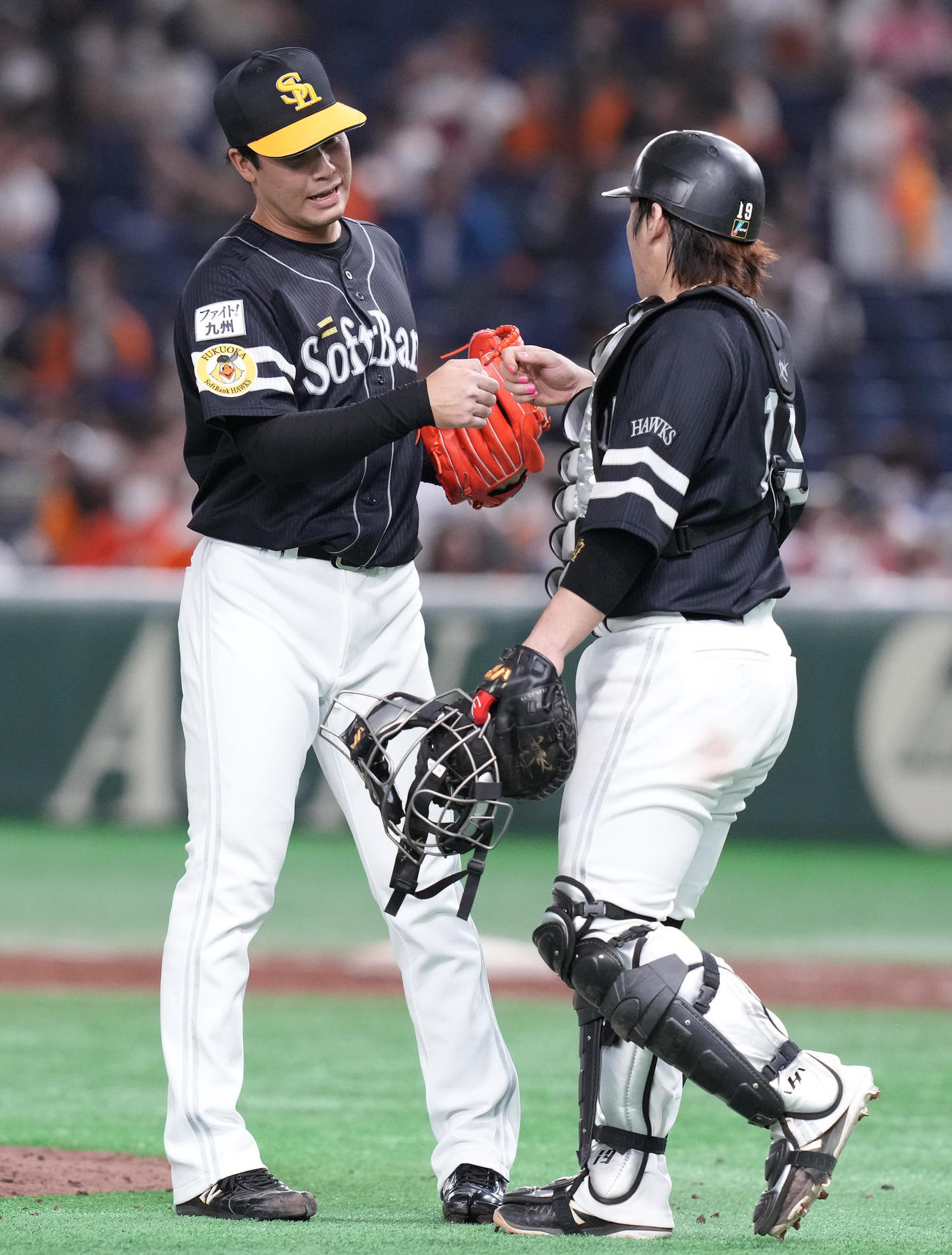 巨人対ソフトバンク　巨人に勝利しタッチを交わすソフトバンク藤井（左）と甲斐（撮影・鈴木みどり）