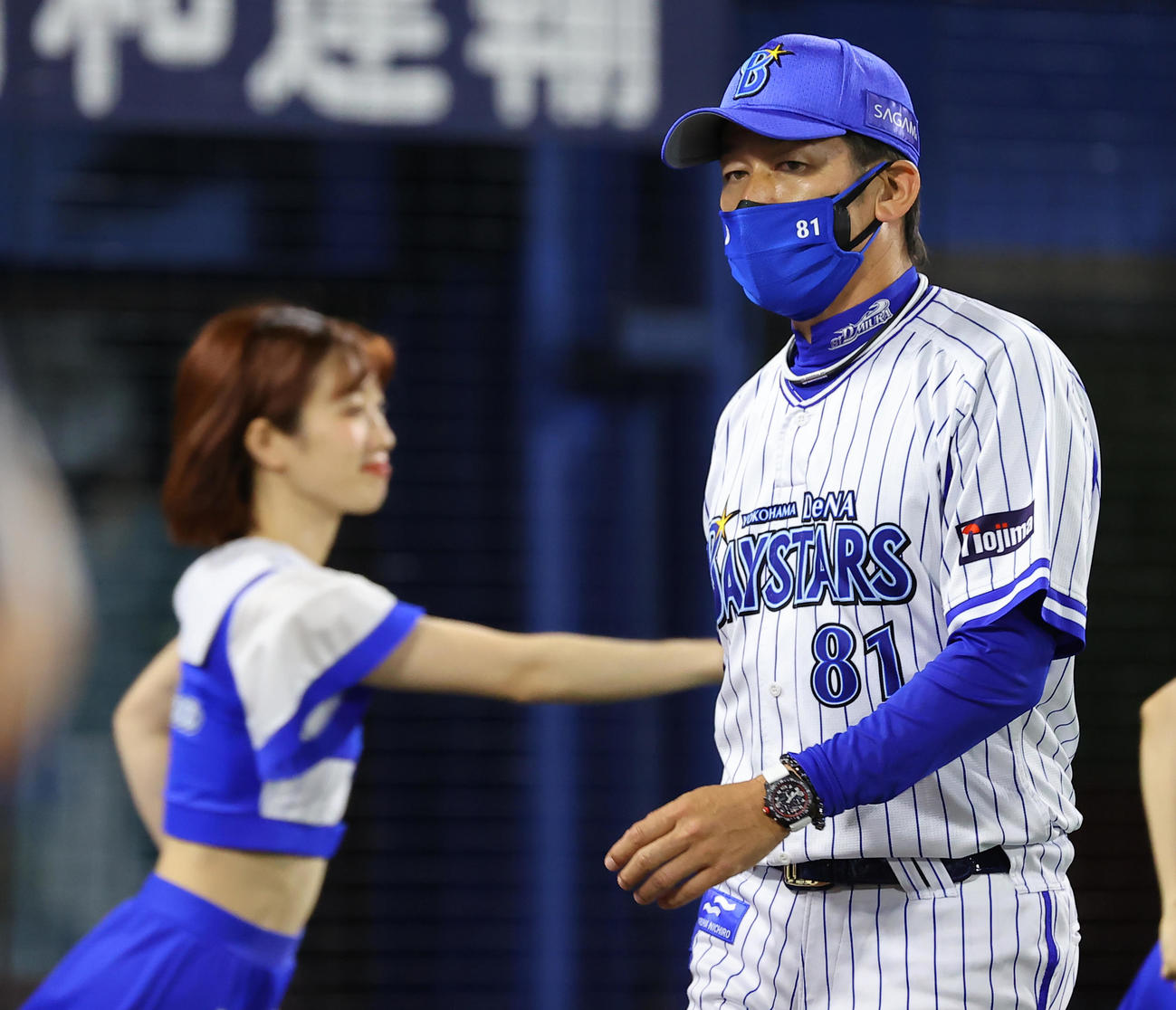 DeNA対オリックス　6回表、交代を告げベンチに戻るDeNA三浦監督（撮影・垰建太）