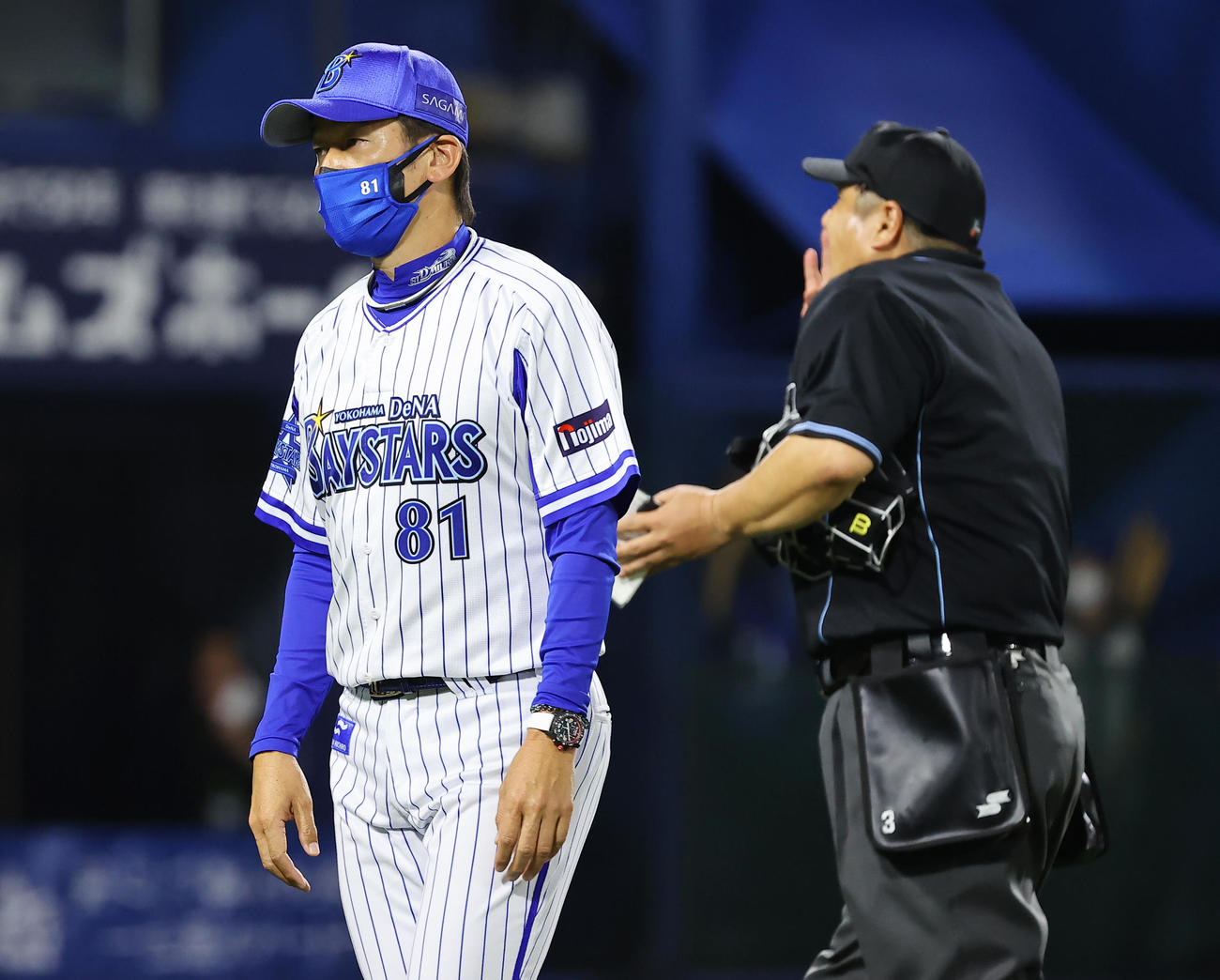 DeNA対オリックス　7回表オリックス1死一、三塁、斎藤投手コーチがマウンドから戻ってきたところでクリスキーの交代を告げる三浦監督（撮影・垰建太）