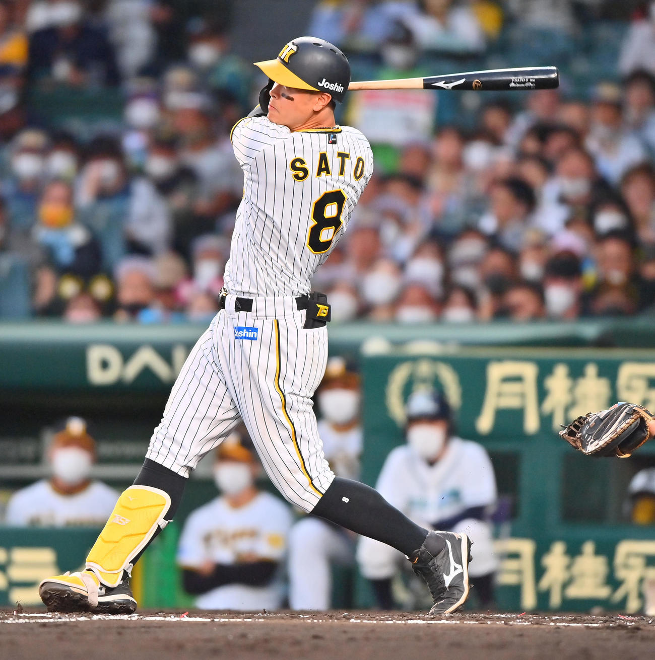 阪神対西武　3回裏阪神1死一、三塁、左前に適時打を放つ佐藤輝（撮影・和賀正仁）