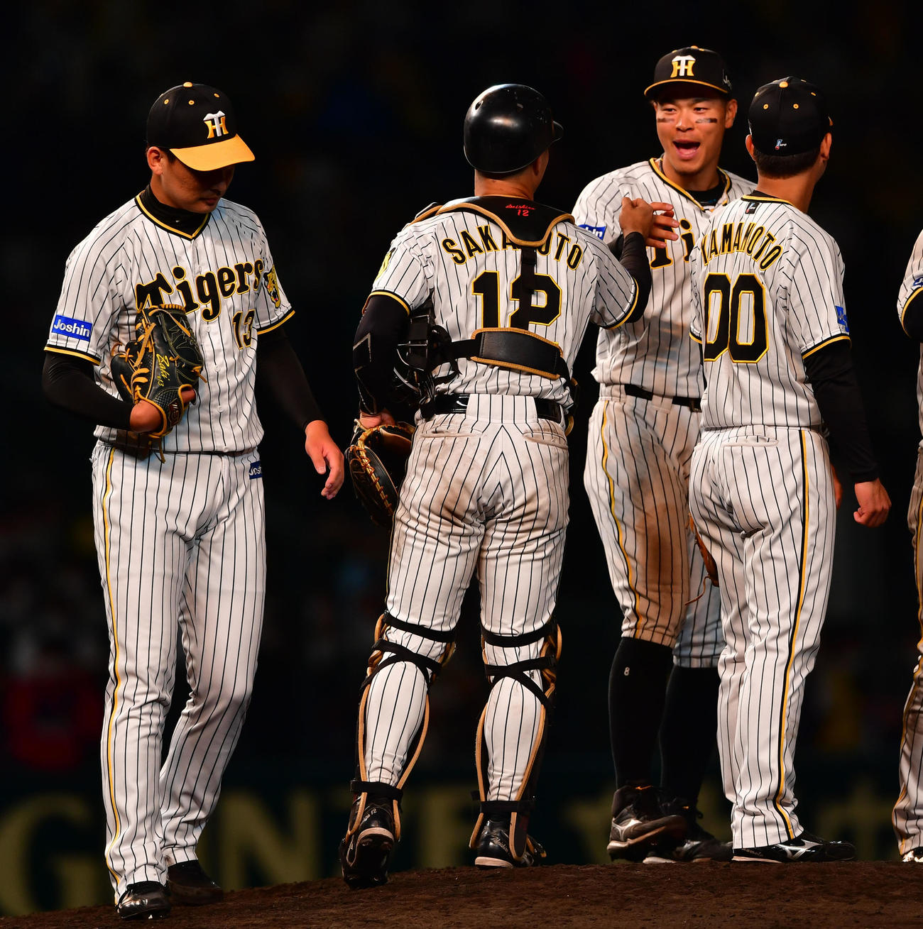 阪神対西武　西武に勝利、喜ぶ佐藤輝（右から2人目）ら阪神ナイン（撮影・前岡正明）