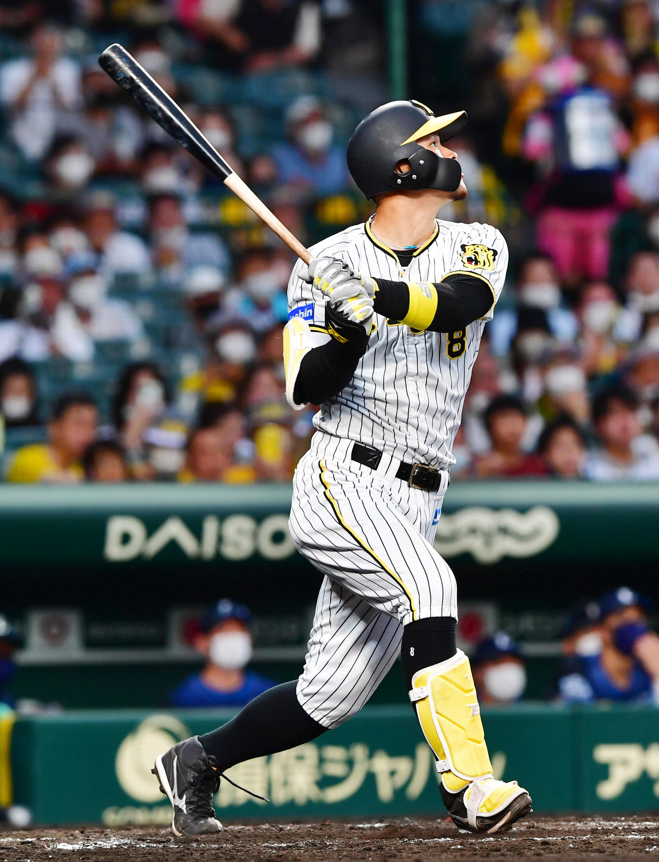 阪神対西武　3回裏阪神1死二、三塁、佐藤輝は左前適時打打を放つ（撮影・前岡正明）