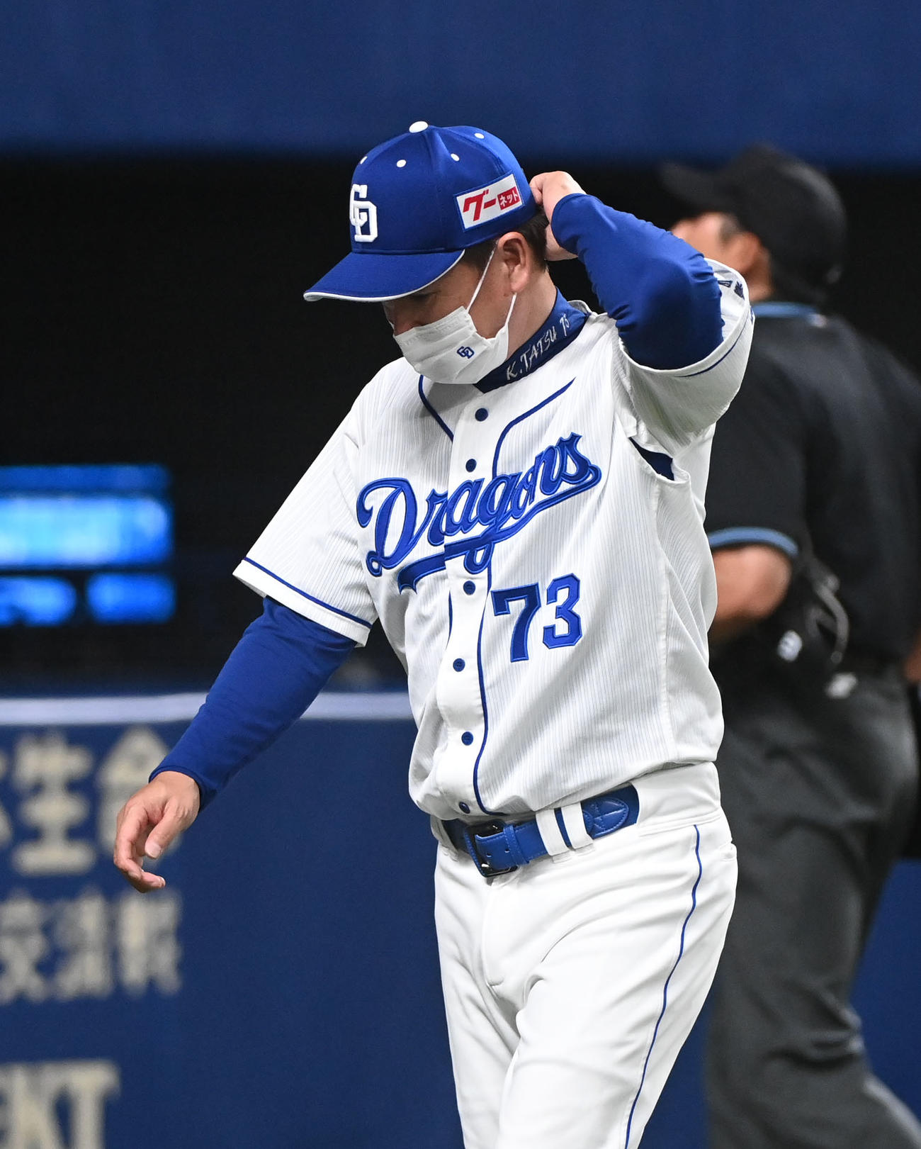 中日対楽天　6回終了、選手交代を告げベンチへ戻る立浪監督（撮影・森本幸一）