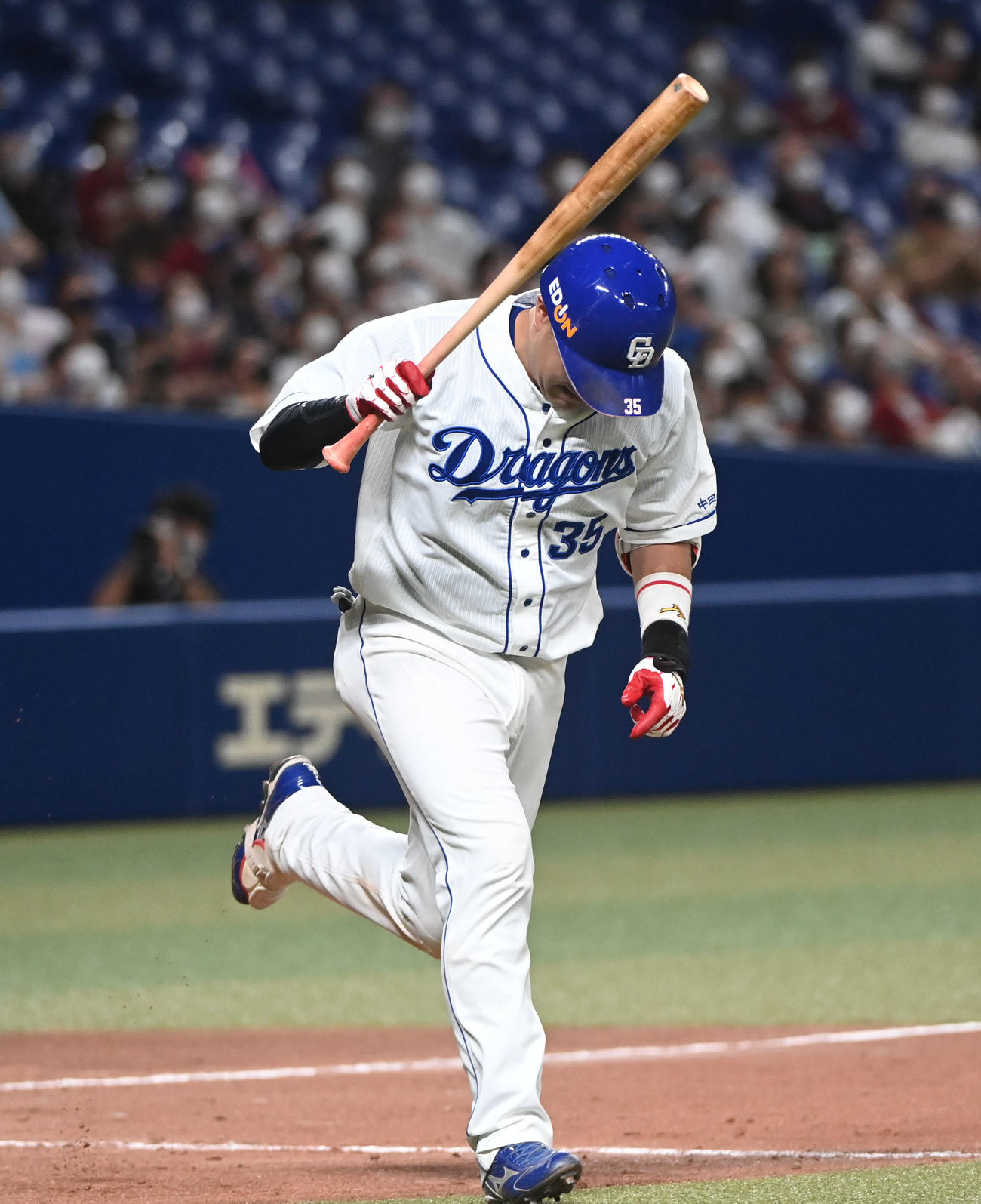 中日対楽天　6回裏中日2死満塁、遊飛に倒れ悔しがる木下（撮影・森本幸一）
