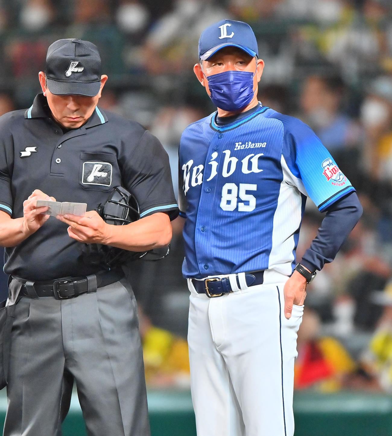 阪神対西武　選手の交代を告げる西武辻監督（撮影・和賀正仁）
