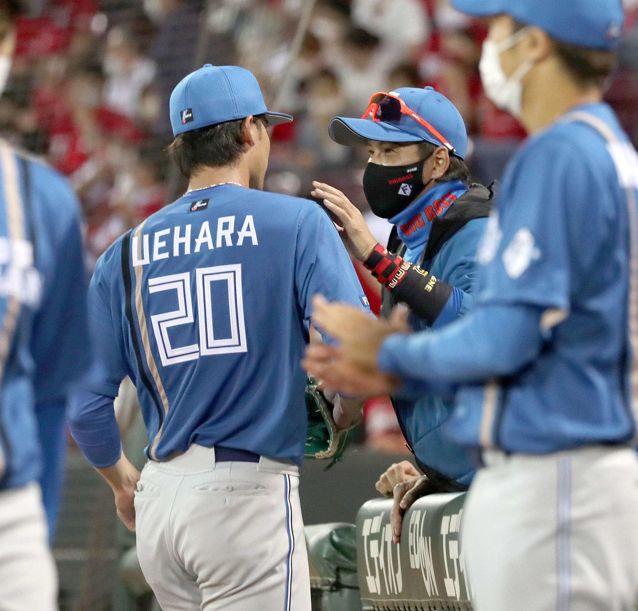 広島対日本ハム　5回を投げ終えた上原（左）を呼び話し掛ける日本ハム新庄監督（撮影・黒川智章）