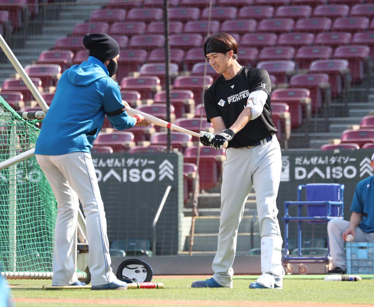 広島対日本ハム　上沢に打撃指導する新庄監督（撮影・黒川智章）