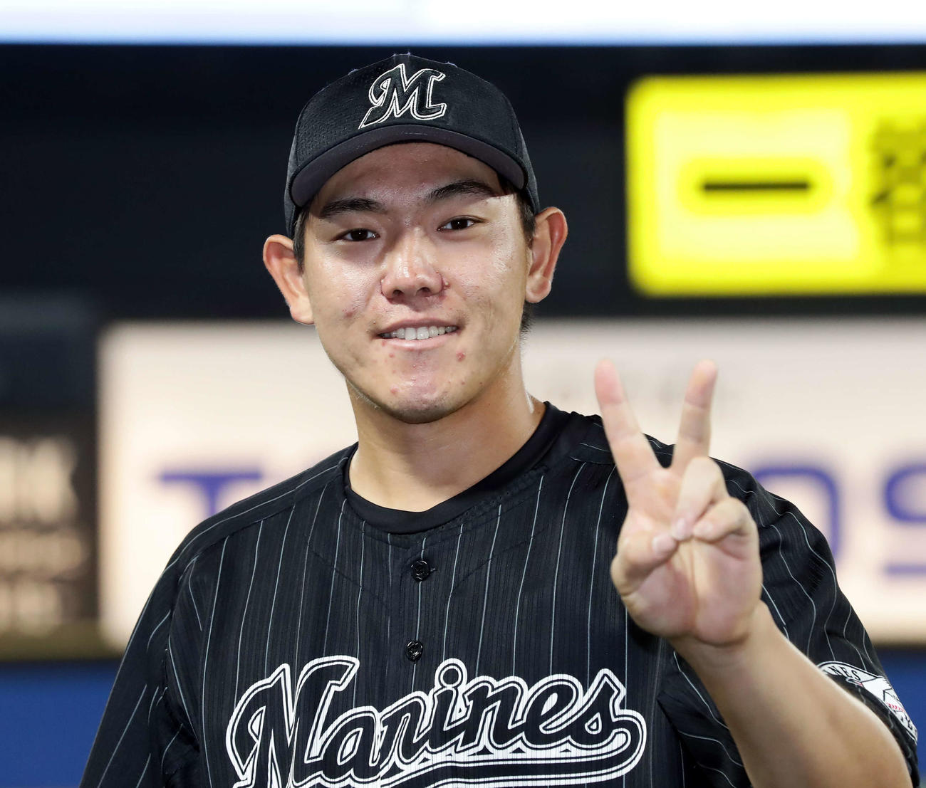 ヤクルト対ロッテ　2本塁打を放ったロッテ安田は笑顔でVサイン（撮影・浅見桂子）