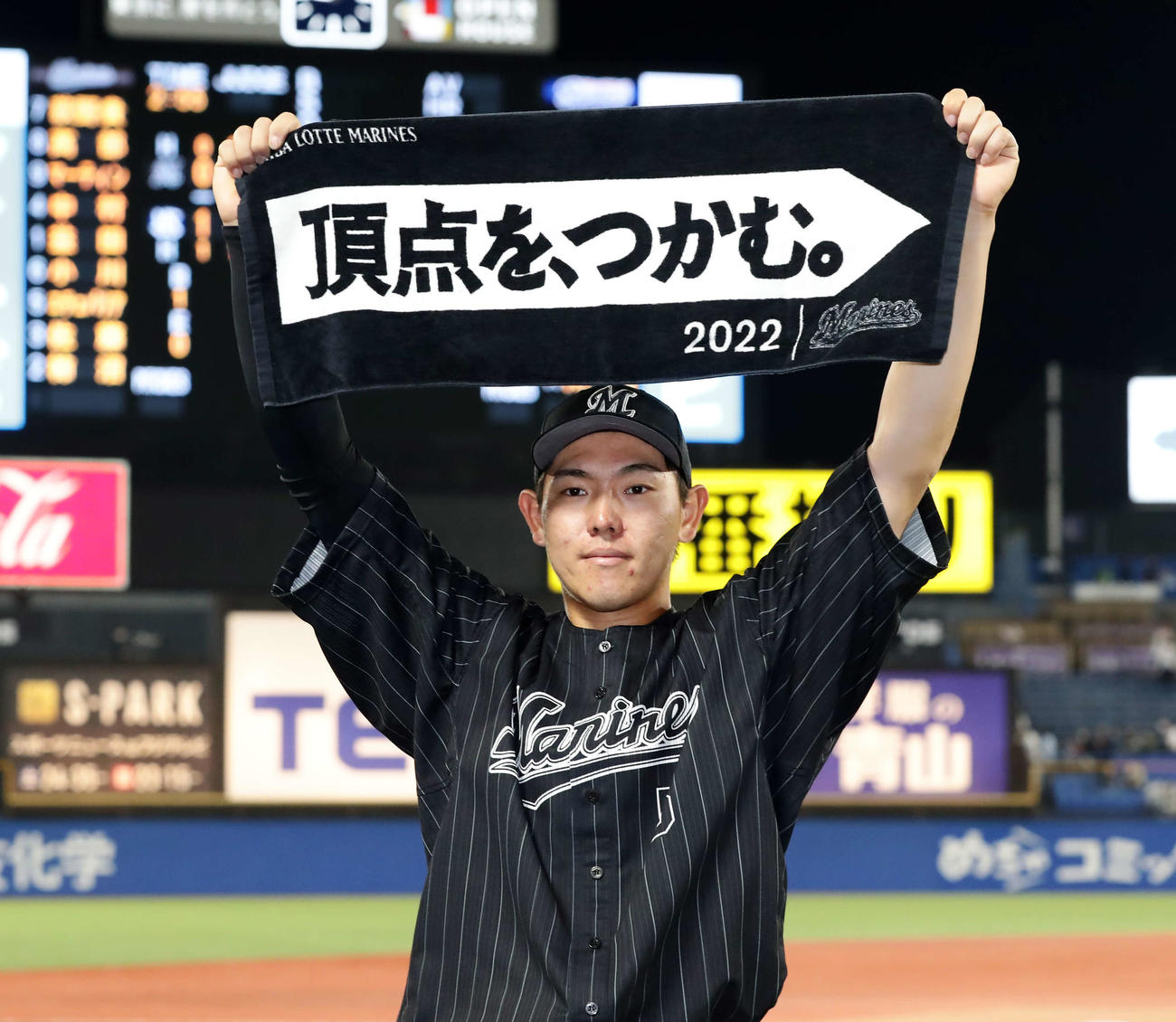 ヤクルト対ロッテ　この日2本塁打のロッテ安田は「頂点を、つかむ。」のタオルを掲げる（撮影・浅見桂子）