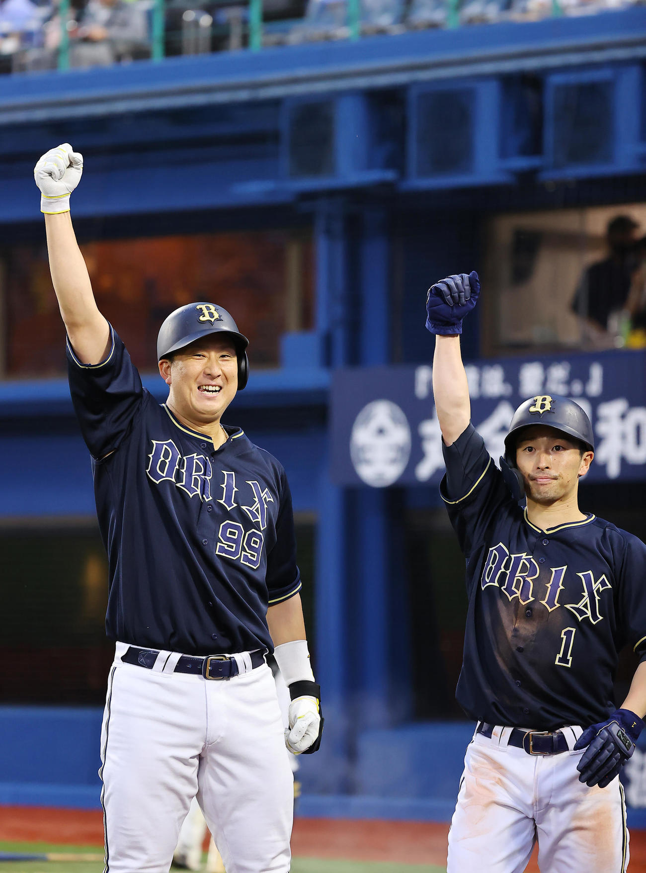 DeNA対オリックス　3回表オリックス1死二塁、中越え2点本塁打を放ち昇天ポーズを決める杉本（左）と福田（撮影・垰建太）