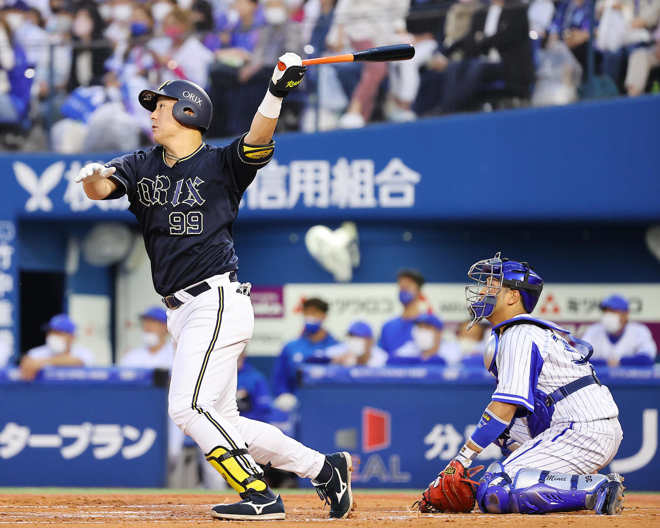 DeNA対オリックス　3回表オリックス1死二塁、中越え2点本塁打を放つ杉本（撮影・垰建太）