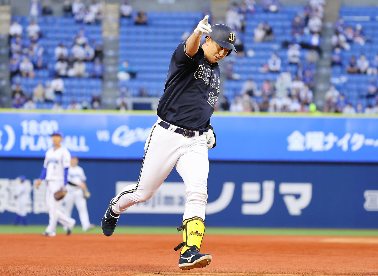 DeNA対オリックス　3回表オリックス1死二塁、中越え2点本塁打を放ちベンチを指さす杉本（撮影・垰建太）