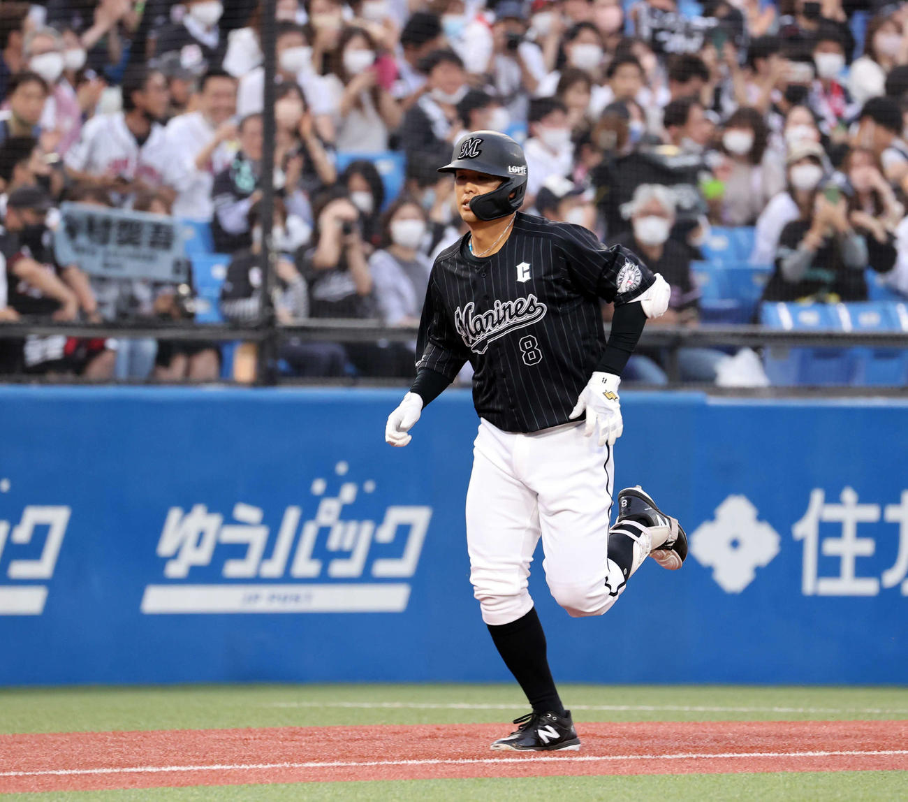 ヤクルト対ロッテ　2回表ロッテ無死、中村奨は左越えソロ本塁打を放ち本塁へ向かう（撮影・浅見桂子）