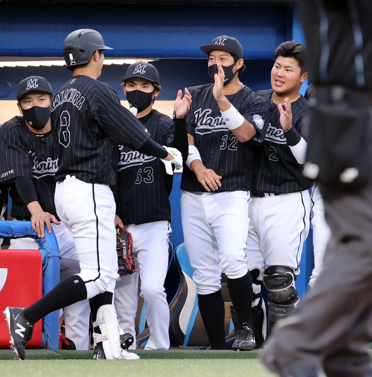ヤクルト対ロッテ　2回表ロッテ無死、中村奨（手前）が左越えソロ本塁打を放ち、笑顔で迎える松川虎生（右）ら（撮影・浅見桂子）
