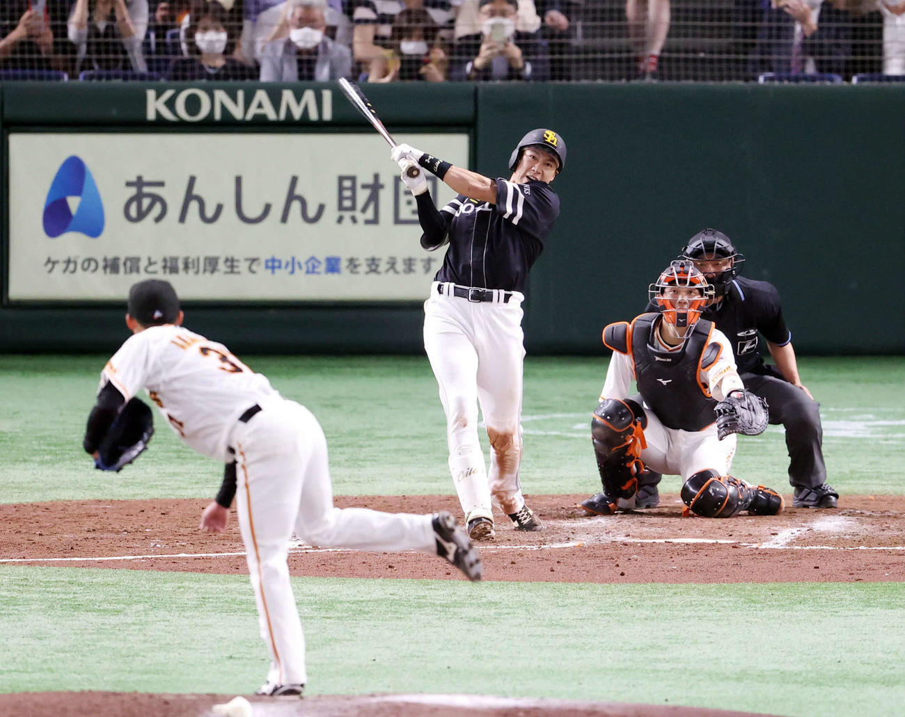 巨人対ソフトバンク　5回表ソフトバンク1死満塁、3点適時二塁打を放つ柳田。投手赤星（撮影・狩俣裕三）