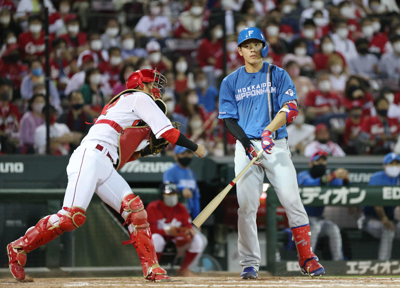 交流戦広島対日本ハム　9回表日本ハム2死一、三塁、打者野村の時、二盗阻止のために送球も悪送球で1点献上の中村奨（撮影・加藤孝規）