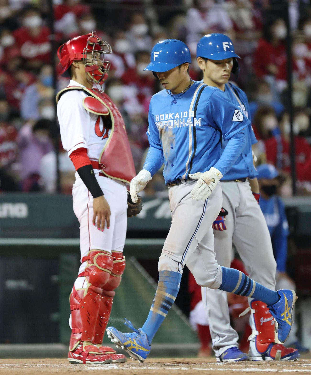 交流戦広島対日本ハム　9回表日本ハム2死一、三塁、打者野村の時、二盗阻止のために送球も悪送球で1点献上の中村奨。中島卓が生還（撮影・加藤孝規）