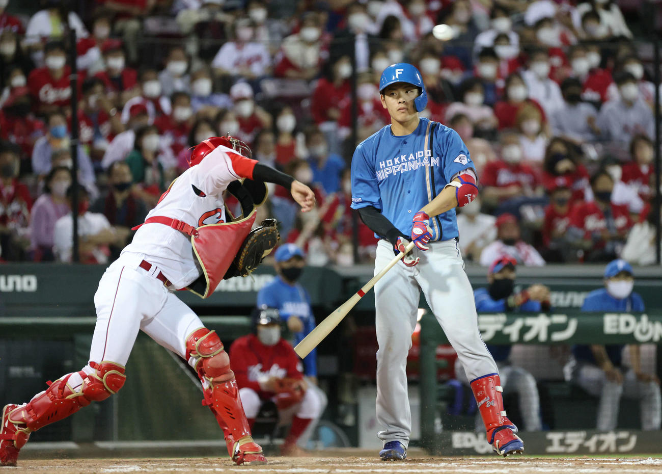 交流戦広島対日本ハム　9回表日本ハム2死一、三塁、打者野村の時、二盗阻止のために送球も悪送球で1点献上の中村奨（撮影・加藤孝規）