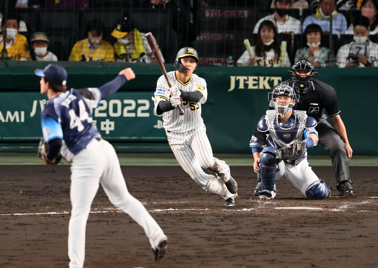 阪神対西武　4回裏阪神2死、島田は右越え二塁打を放つ。投手は与座（撮影・加藤哉）