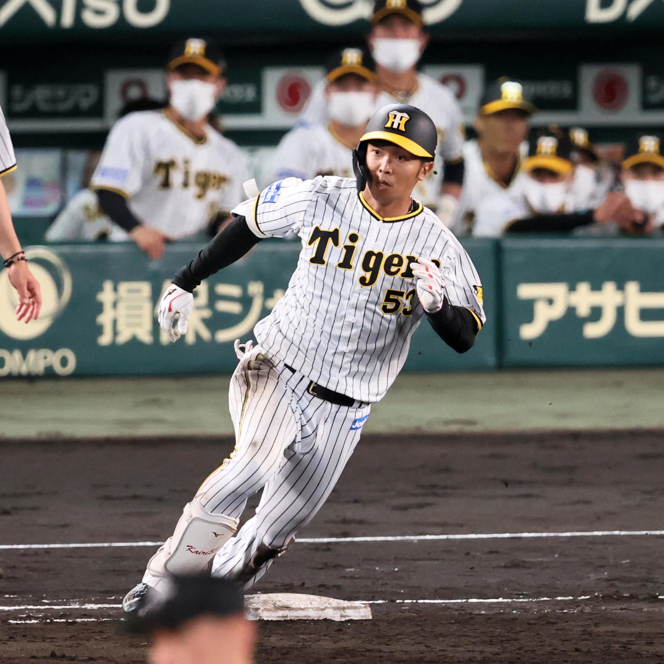 阪神対西武　4回裏阪神2死、島田は右越え打を放ち、二塁に向かう（撮影・加藤哉）