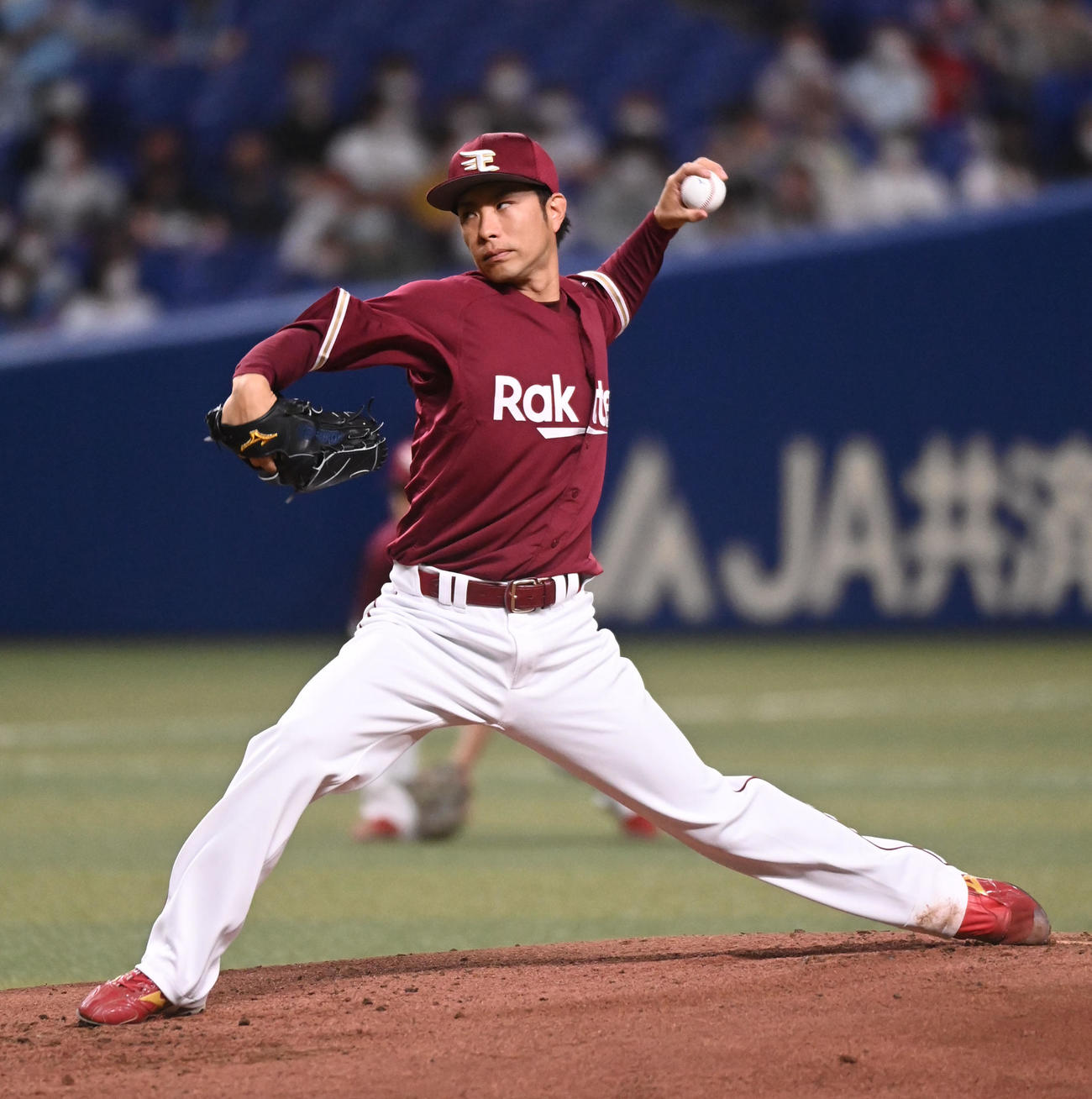 中日対楽天　力投する楽天先発の辛島（撮影・森本幸一）