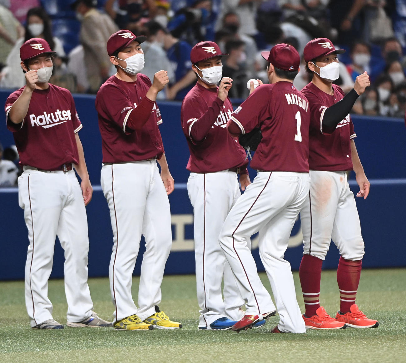 中日対楽天　2勝目を挙げた楽天辛島（中央）は松井裕から勝利球を受け取る（撮影・森本幸一）