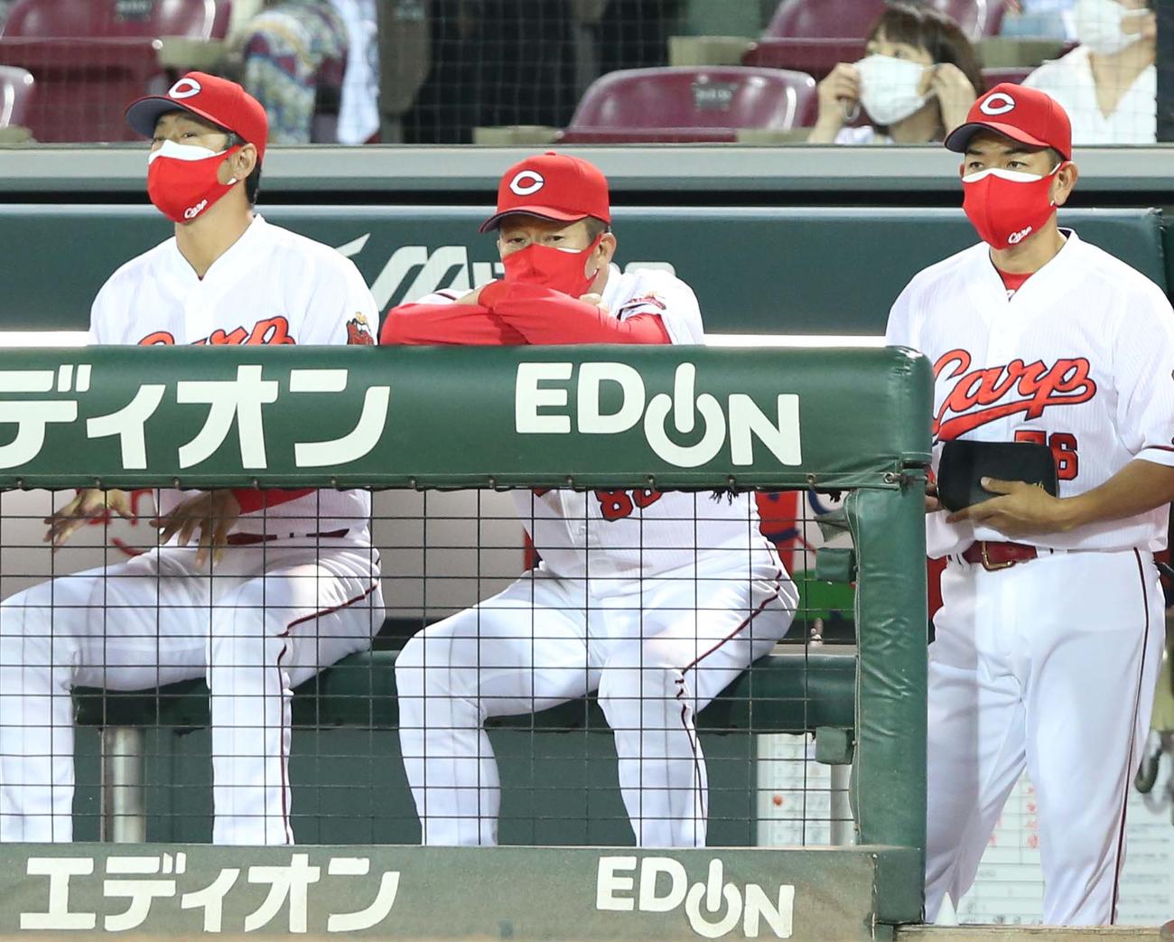 広島対日本ハム　ベンチで渋い表情の佐々岡監督（中央）（撮影・黒川智章）