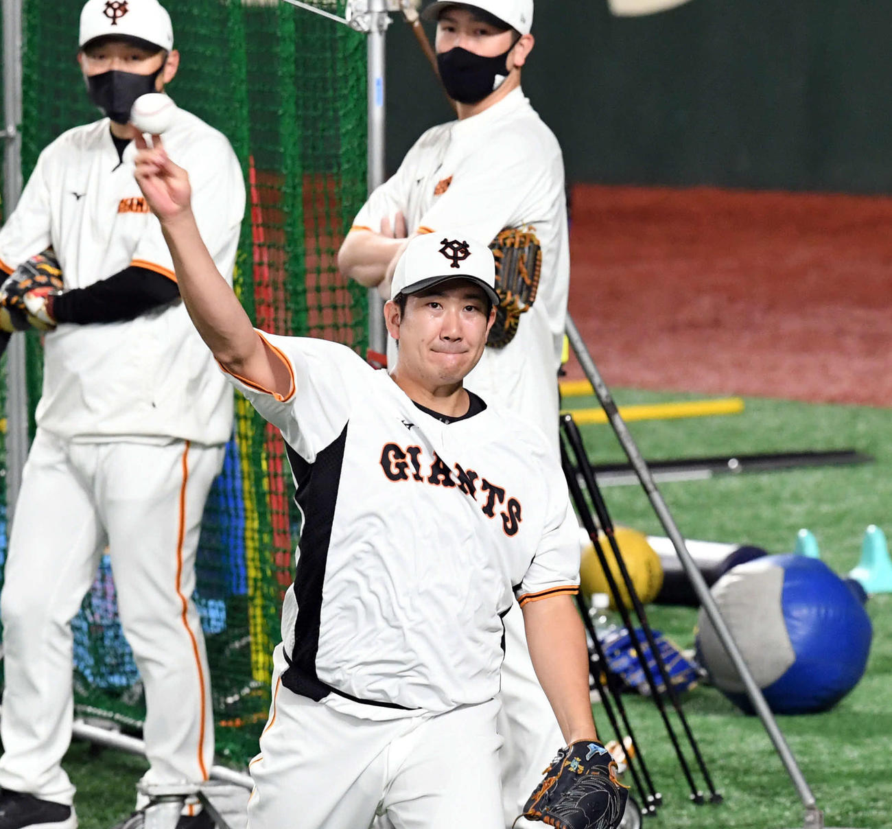 1日、ソフトバンク戦の試合前　外野でキャッチボールをする巨人菅野智之