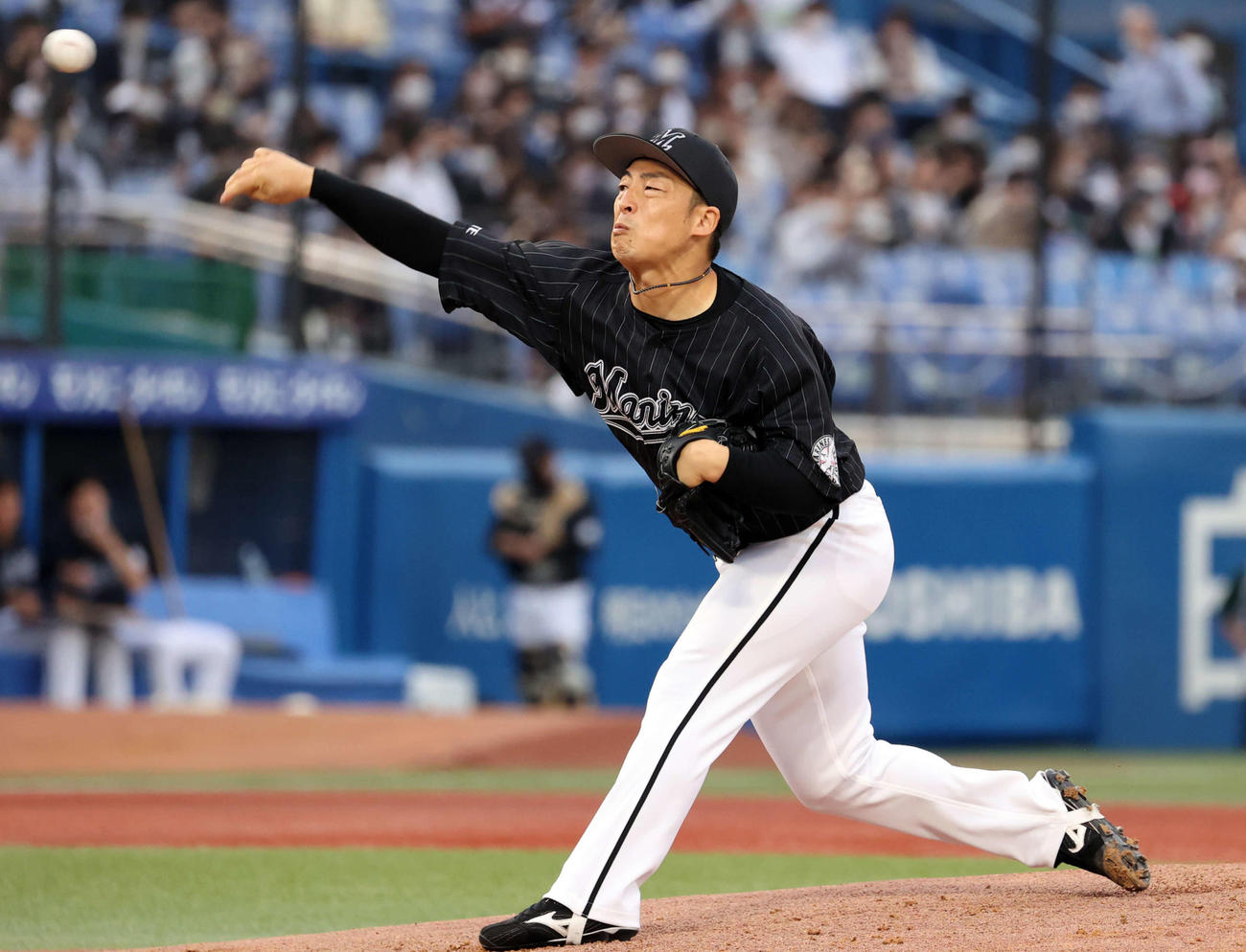 力投するロッテ先発の美馬（撮影・浅見桂子）