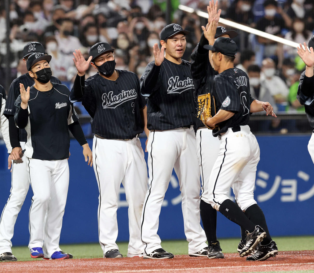 勝利を決め、笑顔のハイタッチで選手を迎える、左からロッテ美馬、松川、安田ら（撮影・浅見桂子）