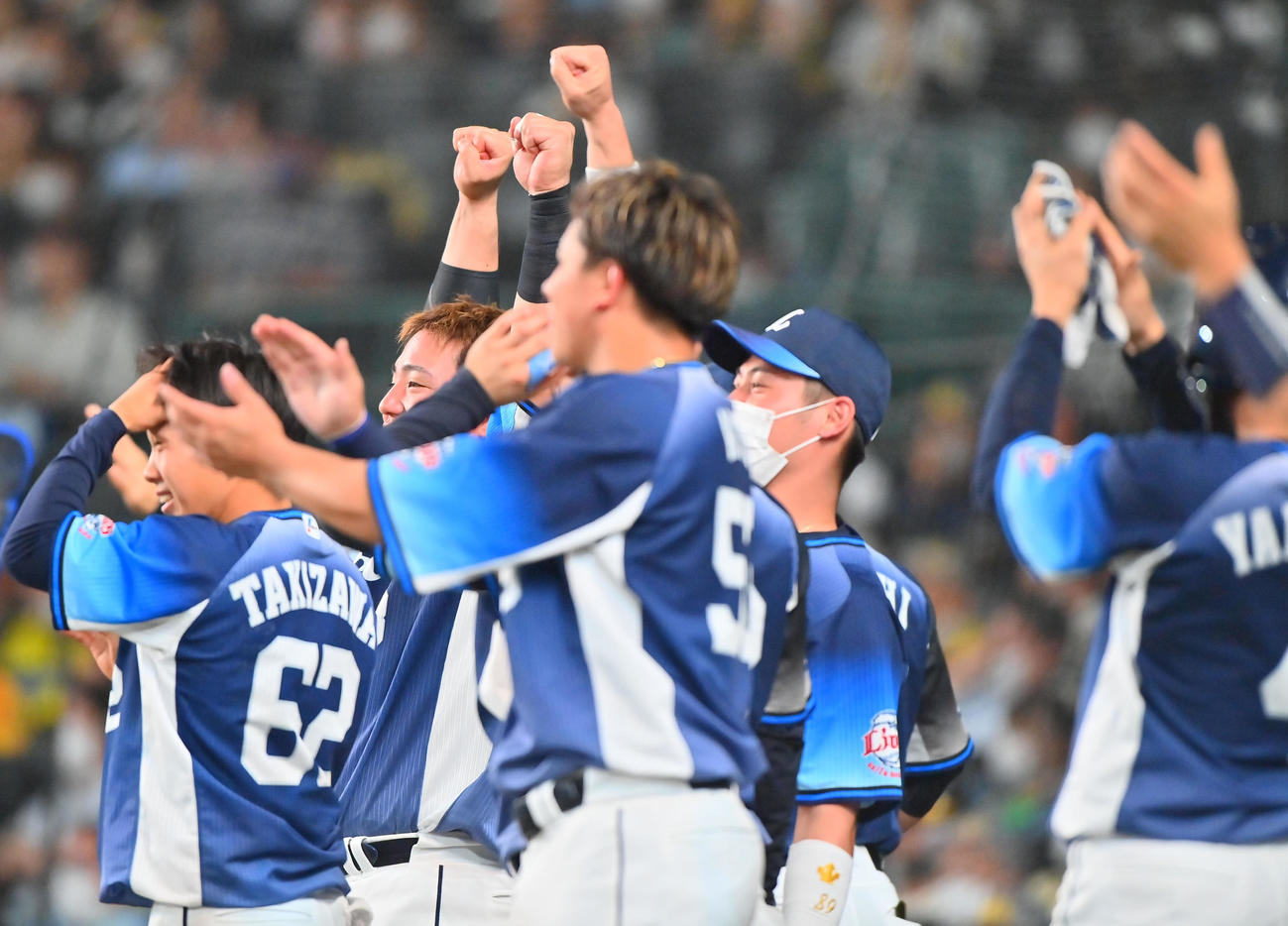 阪神対西武　6回表西武1死満塁、中前適時打を放った栗山に拍手を送る山川らナイン（撮影・和賀正仁）