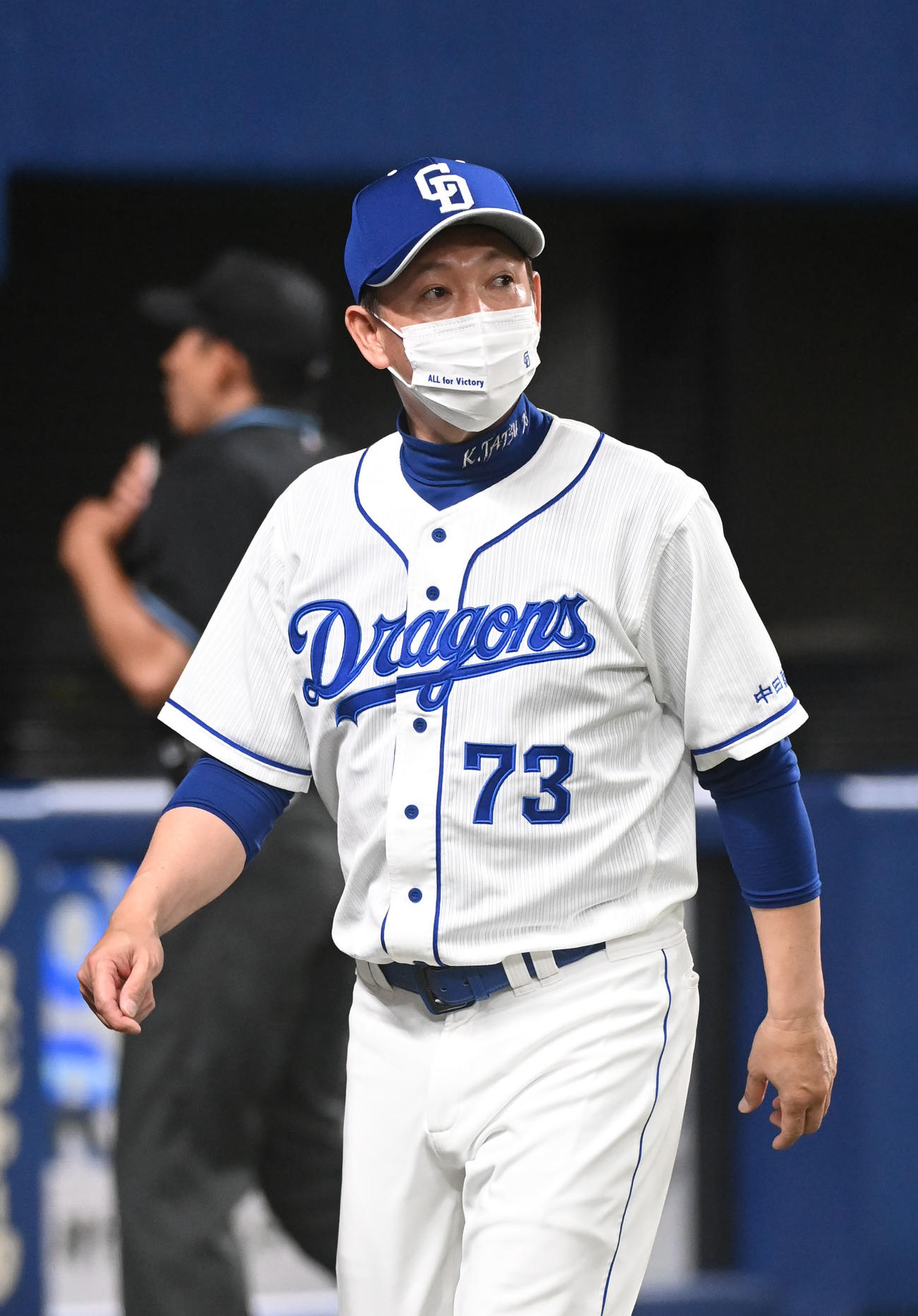 中日対楽天　5回終了、選手交代を告げベンチへ戻る立浪監督（撮影・森本幸一）