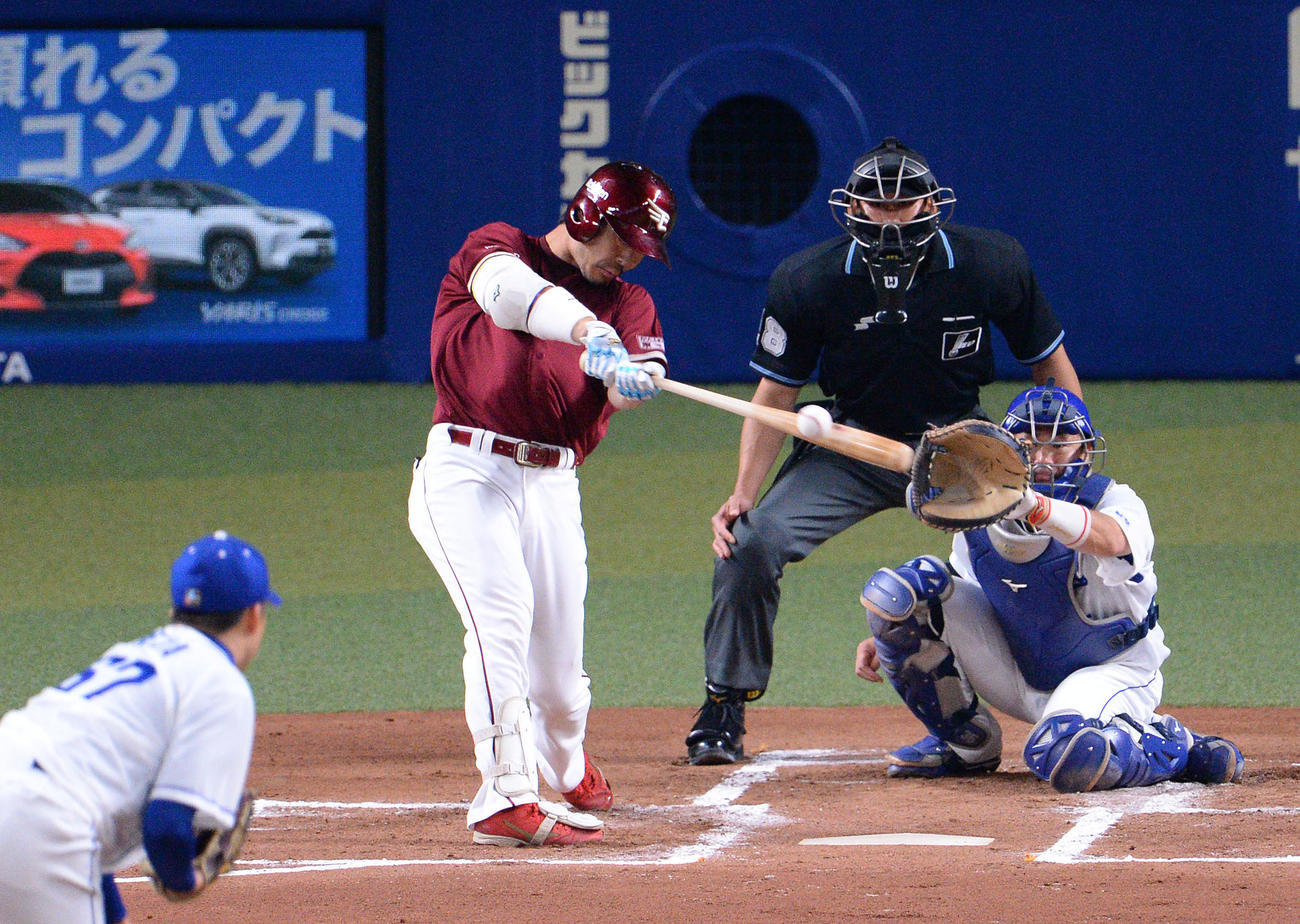 中日対楽天　1回表楽天1死一、三塁、中前適時打を放つ島内（撮影・森本幸一）