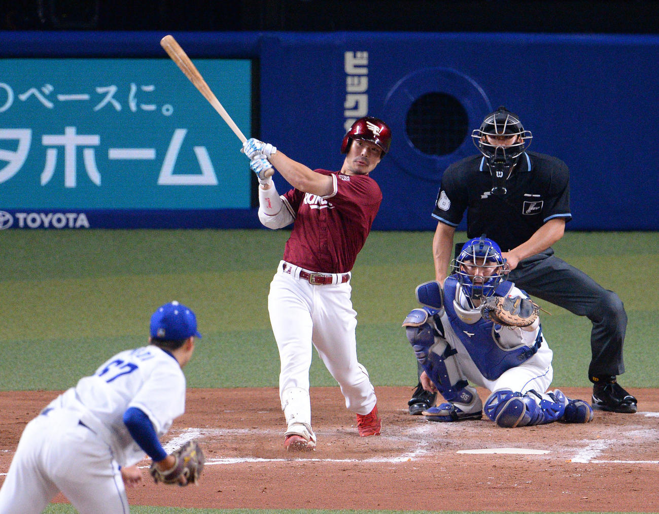 中日対楽天　3回表楽天1死一、三塁、中前適時打を放つ島内（撮影・森本幸一）