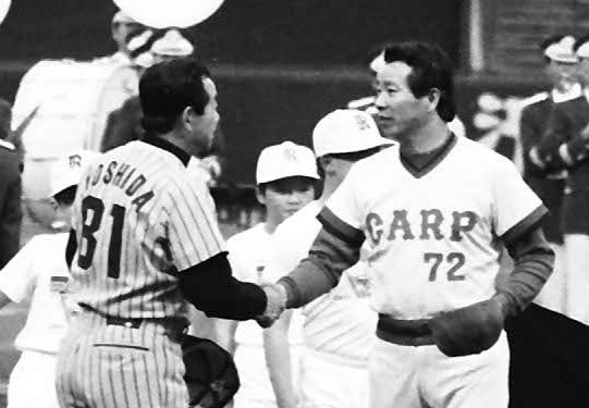 85年4月13日、広島市民球場での開幕セレモニーで握手を交わす阪神吉田義男監督（左）と広島古葉竹識監督