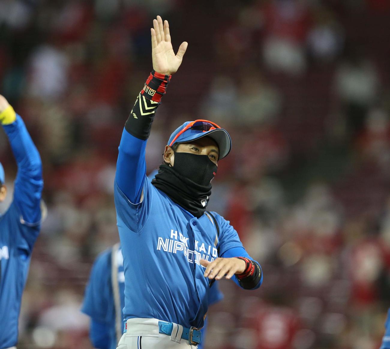 広島に勝利し、観客に手を振って引き揚げる日本ハム新庄監督（撮影・黒川智章）