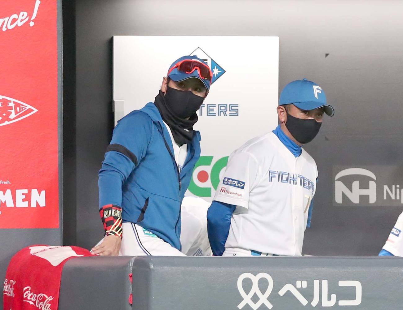 日本ハム対ロッテ　試合後、ロッテベンチを見つめ引き揚げる新庄監督（撮影・黒川智章）